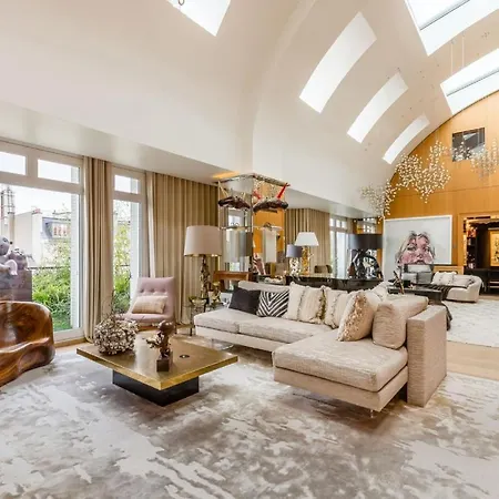 Unique Location Of This Penthouse Offers You The Tranquility Of A Private Apartment
